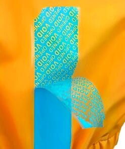 Fragment materiału w jaskrawym pomarańczowym kolorze z niebieską taśmą, zawierającą napisy „VOID OPENED”. Element ten może być częścią odzieży ochronnej stosowanej w kontekście ochrony środowiska lub bezpieczeństwa pracy.