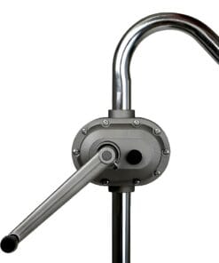 Ręczna pompa do cieczy z metalowym wylotem i uchwytem, idealna do awaryjnych środków transportu płynów, wspierająca działania na rzecz ochrony środowiska.