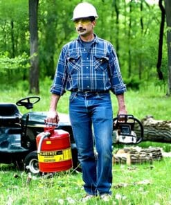Mężczyzna w kasku ochronnym i okularach, trzymający piłę łańcuchową i zbiornik na paliwo, stoi na zielonej łące otoczonej drzewami. W tle widoczna kosiarka. Scena podkreśla znaczenie bezpieczeństwa pracy w ochronie środowiska.