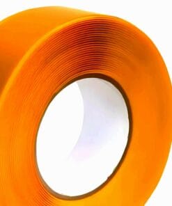 Zbliżenie na rolkę pomarańczowej taśmy, wykorzystywanej w różnych zastosowaniach, w tym ochronie środowiska i bezpieczeństwie pracy. Taśma ma gładką powierzchnię i jest nawinięta na oś, co umożliwia łatwe odcinanie i stosowanie.