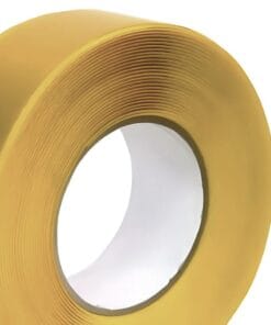 Żółta taśma nawinięta na rolkę, używana w różnych zastosowaniach, idealna do prac budowlanych i zabezpieczeń. Może być wykorzystana w ochronie środowiska i zabezpieczeniach w miejscu pracy.