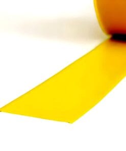 Żółta taśma leżąca na białym tle, symbolizująca środki awaryjne oraz bezpieczeństwo pracy. Taśma jest gładka i szeroka, co może wskazywać na jej zastosowanie w różnych dziedzinach, w tym w ochronie środowiska i organizacji przestrzeni roboczej.