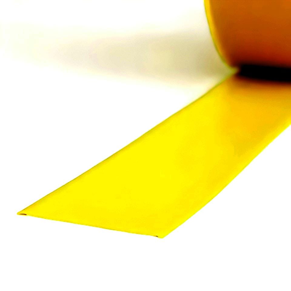 Zrolowane żółte taśmy ostrzegawcze rozciągające się na powierzchni. Produkty te są istotne w kontekście bezpieczeństwa pracy, zdecydowanie poprawiając widoczność w strefach zagrożonych. Ich wyrazisty kolor przyciąga uwagę i wspiera ochronę środowiska w zakresie efektywnego zarządzania przestrzenią.