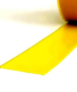 Żółta taśma rozciągnięta na płaskiej powierzchni, symbolizująca środki awaryjne i bezpieczeństwo w kontekście ochrony środowiska.