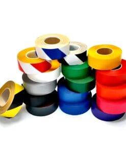 Zestaw różnych taśm kolorowych w różnych grubościach, używanych w pracy oraz do oznaczania, prezentujących różne kolory i wzory. Idealne do zastosowań w bezpieczeństwie pracy oraz jako środki awaryjne w ochronie środowiska.