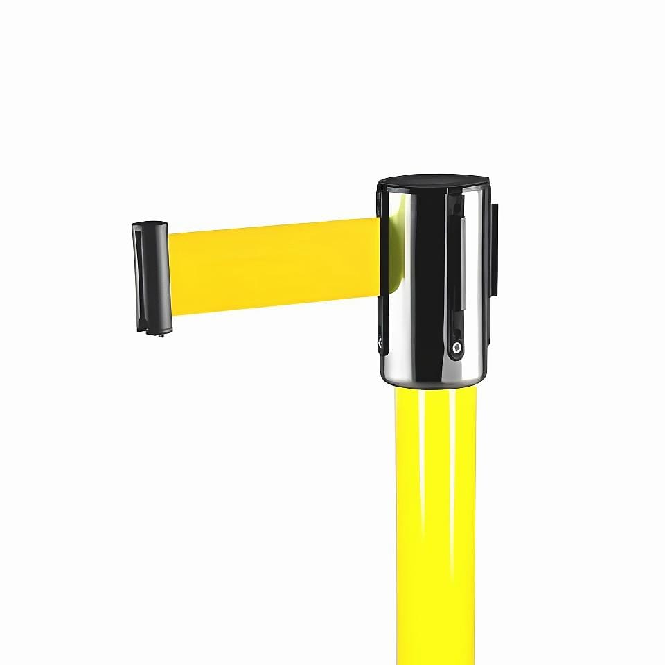 Żółta taśma barierowa zamontowana na metalowym uchwycie, używana do zabezpieczania przestrzeni i kontrolowania ruchu w miejscach publicznych, idealna dla bezpieczeństwa pracy i ochrony środowiska.