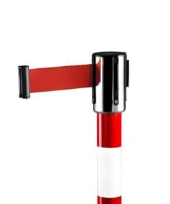 Granatowa taśma zabezpieczająca przymocowana do słupka w kolorach czerwonym i białym, używana w celu oznaczania obszarów w sytuacjach awaryjnych oraz zapewnienia bezpieczeństwa pracy.