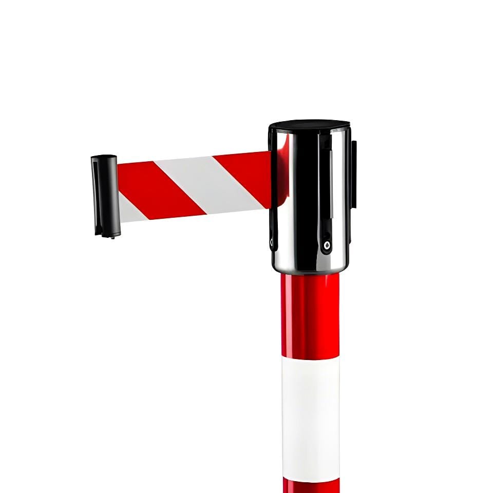 Przeszkoda drogowa z barierką w kolorze czerwono-białym, używana do zaznaczania stref bezpieczeństwa i regulacji ruchu. Elementy ochrony środowiska, takie jak bariery, zapewniają bezpieczeństwo w trakcie prac budowlanych oraz są istotne w kontekście ochrony środowiska.