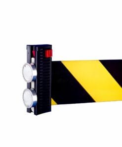 Urządzenie zabezpieczające z żółto-czarną taśmą oraz sygnalizatorami świetlnymi, używane w ochronie środowiska i bezpieczeństwie pracy, sygnalizujące niebezpieczeństwo lub strefy zakazu.