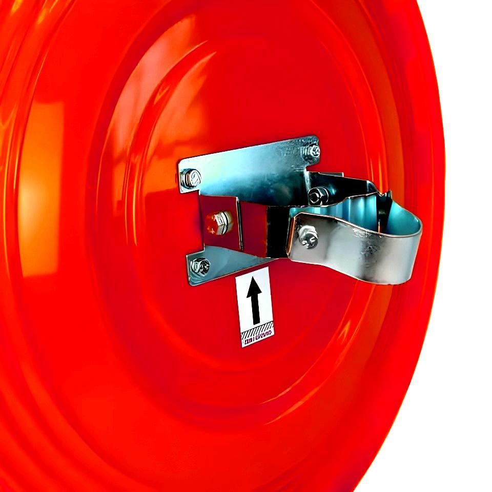 Zbliżenie na element mocujący wózek ochrony środowiska. Widoczna metalowa klamra na tle czerwonego koła. Grafika podkreśla bezpieczeństwo pracy i środki awaryjne związane z zarządzaniem ekologicznym.