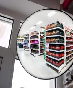 Widok wnętrza sklepu z półkami wypełnionymi produktami, takimi jak przekąski i artykuły codziennego użytku. Sklep ma nowoczesny design, z jasnym oświetleniem i czystą, minimalistyczną przestrzenią, co sprzyja zakupom. Ważne dla ochrony środowiska: promocja produktów ekologicznych.