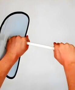 Dwie ręce trzymają przezroczystą osłonę lub shield, skupiając się na technikach ochrony i bezpieczeństwa pracy, symbolizując znaczenie zabezpieczeń w miejscu pracy oraz środki awaryjne w sytuacjach kryzysowych.