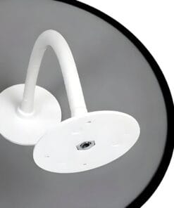 Biały uchwyt z elastycznym ramieniem, przeznaczony do mocowania urządzeń. Wyposażony w okrągłą podstawę, znajduje się na szarym tle. Uchwyt może być używany w kontekście bezpieczeństwa pracy lub ochrony środowiska.