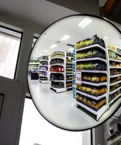 Widok wnętrza sklepu z regałami wypełnionymi ekologicznymi produktami, z wyraźnym znakiem cenowym. Jasne oświetlenie, szerokie aleje, sprzyjające zakupom zdrowej żywności oraz produktów przyjaznych środowisku. Idealne miejsce dla osób zainteresowanych ekologią i zdrowym stylem życia.