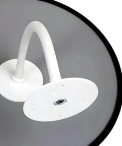 Biały uchwyt o elastycznym kształcie, zaprojektowany do montażu na płaskiej powierzchni, idealny do zastosowań związanych z ekologią i bezpieczeństwem pracy. Elementy montażowe są widoczne na podstawie, co wskazuje na funkcjonalność i wszechstronność w użyciu.