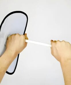 Ręce trzymają transparentne narzędzie z białym uchwytem, które może służyć do ochrony w sytuacjach awaryjnych. Produkt symbolizuje bezpieczeństwo pracy i środki ochrony osobistej, ważne dla ekologii i ochrony środowiska.