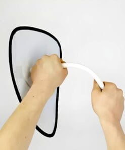 Osoba trzymająca uchwyt narzędzia do montażu lub usuwania materiału z powierzchni. Przykład zastosowania w pracy, związany z bezpieczeństwem i ochroną środowiska.