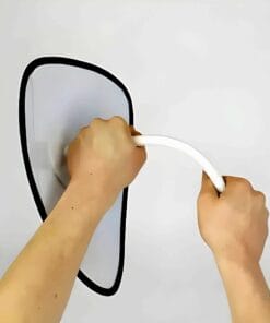 Ręce trzymające białą rurę, podłączoną do urządzenia, z bliskością do powierzchni. Przykład zastosowania ekologicznych technologii w bezpieczeństwie pracy i ochronie środowiska.