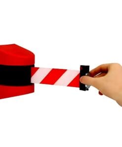 Ręka chwytająca pasek ostrzegawczy z czerwono-białymi paskami, wyciągany z obudowy zabezpieczającej. Urządzenie jest kluczowe w kontekście bezpieczeństwa pracy, zarówno w budownictwie, jak i w miejscach publicznych, zapewniając skuteczną kontrolę dostępu.