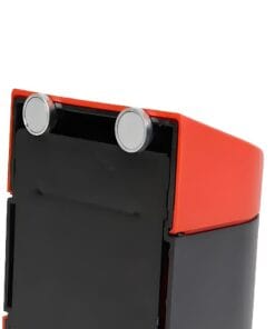 Wizerunek nowoczesnego urządzenia z dominującym czerwonym kolorem i elementami metalowymi. Idealne dla ekologicznych rozwiązań w zakresie bezpieczeństwa pracy i ochrony środowiska. Stylowy design zapewnia funkcjonalność w biurze lub przestrzeni roboczej.