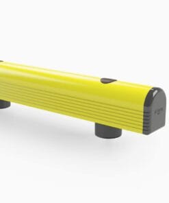 Żółty, prostokątny element z gumowymi końcówkami, zaprojektowany jako sygnalizacja ostrzegawcza lub element bezpieczeństwa w pracy. Idealny do stosowania w przemyśle i na terenie zakładów, podnoszący świadomość na temat bezpieczeństwa pracy i ochrony środowiska.