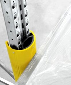Zbliżenie na metalowy stelaż z żółtym ochraniaczem, ilustrujące może być zastosowane w środowisku budowlanym lub w sytuacjach związanych z bezpieczeństwem pracy, podkreślając znaczenie ochrony sprzętu i zapewnienia bezpiecznych warunków pracy.