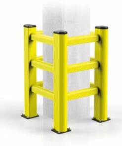 Żółty system ochrony wokół kolumny, składający się z trzech poziomych barier, zapobiegający kolizjom w miejscach pracy. Idealny do zwiększenia bezpieczeństwa pracy i ochrony środowiska na terenach przemysłowych.