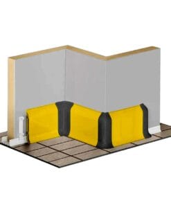 Model zabezpieczeń w rogu pomieszczenia, składający się z elastycznych barierek w kolorze żółtym i czarnym, zapobiegających rozlaniu substancji, co wspiera bezpieczeństwo pracy i środki awaryjne w miejscu pracy.