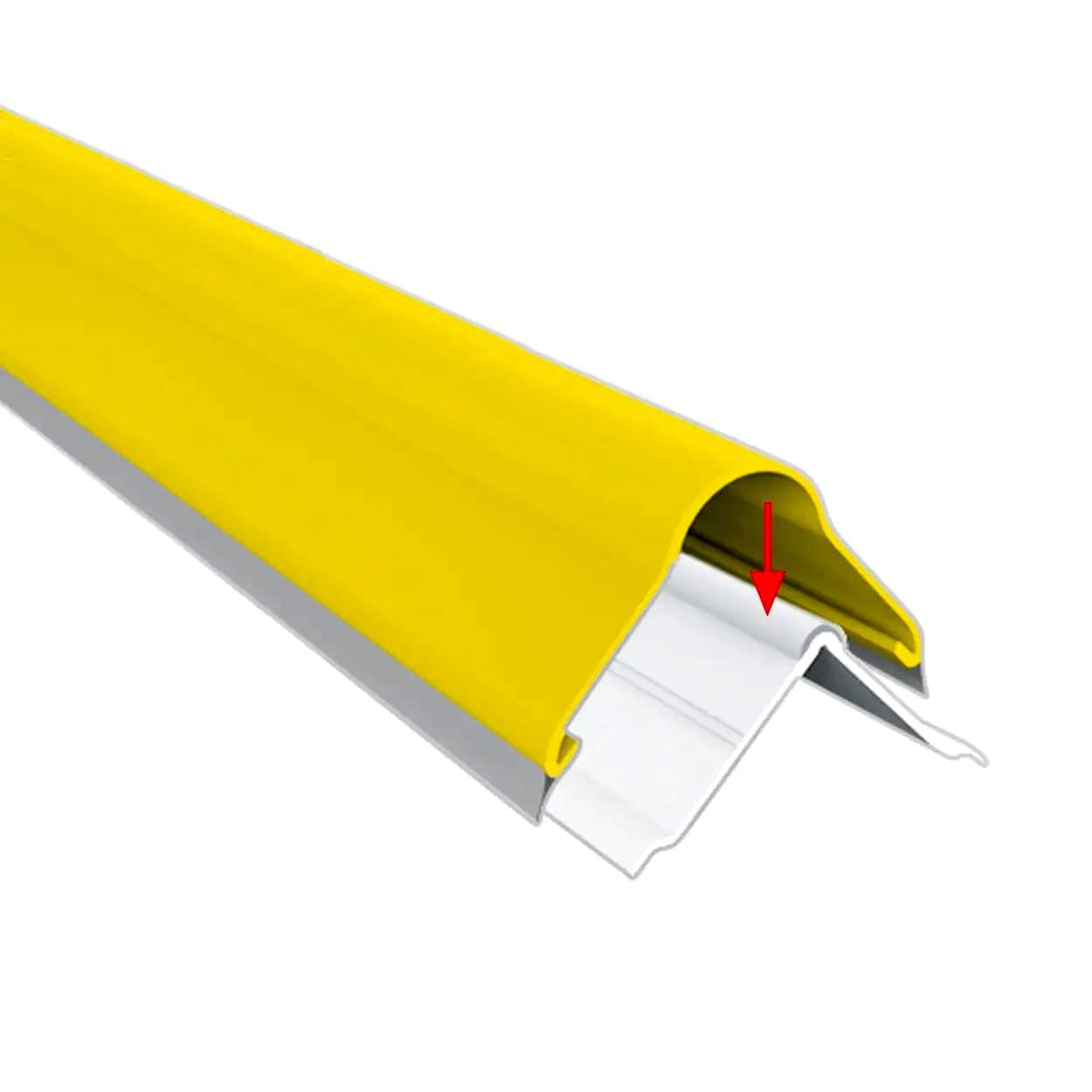 Żółty profil ochronny z metalowym wkładem, stosowany do zwiększenia bezpieczeństwa w miejscach pracy. Element ten chroni krawędzie, minimalizując ryzyko urazów i poprawiając bezpieczeństwo środowiska pracy.