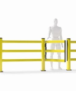 Żółty system barier ochronnych z otwartą bramką, obok stoi sylwetka manekina. Barierki zabezpieczają strefy robocze, zwiększając bezpieczeństwo pracy i minimalizując ryzyko wypadków.