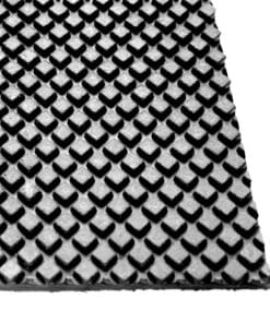 Widok czarnej maty ochronnej z wypukłym, diamentowym wzorem, która zapewnia bezpieczeństwo pracy i minimalizuje ryzyko poślizgnięć w miejscach wymagających ochrony środowiska oraz stosowania efektywnych środków awaryjnych.