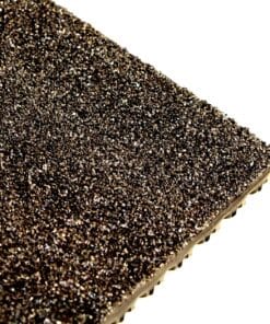 Powierzchnia materiału o ciemnym kolorze, pokryta drobnymi, lśniącymi cząstkami. Idealna do zastosowań w ochronie środowiska, zapewniając odporność i bezpieczeństwo pracy w różnych warunkach.