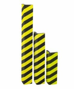 Trzy zabezpieczenia o różnej wysokości w czarno-żółte paski, służące do oznaczania stref zagrożonych i poprawy bezpieczeństwa pracy.