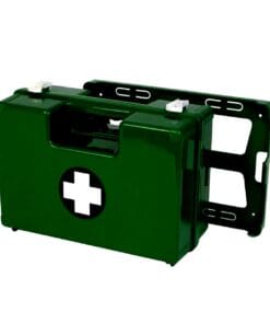 Zielona skrzynka pierwszej pomocy z białym krzyżem, otwarta na jednym końcu. Ważny element bezpieczeństwa pracy, zapewniający szybki dostęp do środków awaryjnych w sytuacjach kryzysowych, przydatny w kontekście ochrony środowiska i zdrowia.