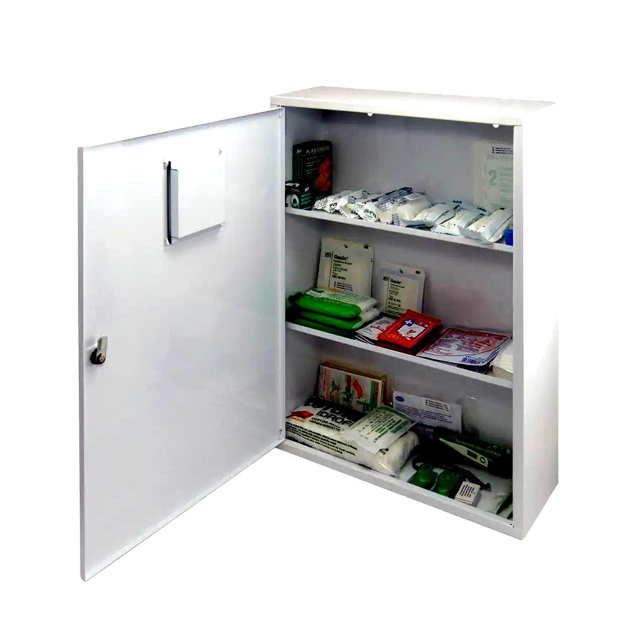 Przykład apteczki pierwszej pomocy zamkniętej w białej metalowej szafce. Zawiera różne materiały medyczne, w tym bandaże, opatrunki i leki, przeznaczone do szybkiego udzielania pomocy w sytuacjach awaryjnych, podkreślając znaczenie bezpieczeństwa pracy i przygotowania w razie potrzeby.