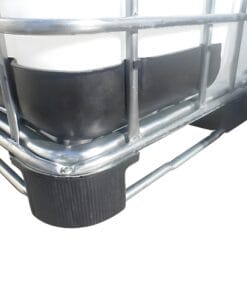 Zbliżenie na metalową klatkę zbiornika, z przezroczystym pojemnikiem w środku, zabezpieczoną czarnymi elementami. Elementy konstrukcyjne są zaprojektowane z myślą o bezpieczeństwie i ochronie środowiska w przechowywaniu substancji chemicznych.