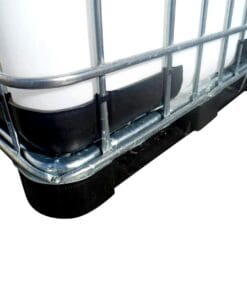 Zbliżenie na metalową ramę ochraniającą pojemnik na płyny, umieszczoną na czarnej podstawie. Obiekt stanowi istotny element w konteście bezpieczeństwa pracy i awaryjnych środków przechowywania substancji chemicznych.