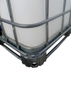 Zbliżenie na metalową konstrukcję pojemnika IBC, ukazującą zabezpieczenia oraz dolną część zbiornika. Pojemnik może być używany do transportu i przechowywania płynów w kontekście ochrony środowiska i zapewnienia bezpieczeństwa pracy.