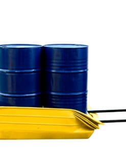 Dwa niebieskie bębny umieszczone w żółtej wannie, służącej do zbierania wycieków, są transportowane wózkiem widłowym. Obraz ilustruje środki awaryjne w kontekście bezpieczeństwa pracy oraz ochrony środowiska.