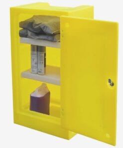 Żółta szafa na materiały niebezpieczne z dwoma półkami, na których znajdują się puszki z chemikaliami oraz płyn w butelce. W górnej części znajdują się poduszki zabezpieczające. Szafa stanowi środek awaryjny w kontekście bezpieczeństwa pracy i ochrony środowiska.
