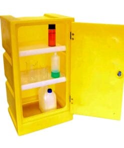 Żółta lodówka chemiczna z otwartymi drzwiczkami, zawierająca różne pojemniki chemiczne, w tym przezroczyste butelki i naczynia. Idealna do przechowywania substancji chemicznych w bezpieczny sposób, zgodna z normami bezpieczeństwa pracy.