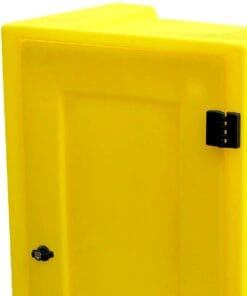 Żółta skrzynia zabezpieczająca z zamkiem, idealna do przechowywania materiałów niebezpiecznych. Skuteczna ochrona środowiska dzięki odpowiedniej segregacji odpadów oraz zabezpieczeniu substancji chemicznych w miejscu pracy.
