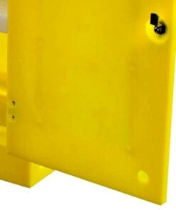 Żółta, otwarta skrzynia zabezpieczająca do przechowywania substancji chemicznych. Widać zamek oraz gładką powierzchnię. Produkt wspiera bezpieczeństwo pracy i ochronę środowiska, zapobiegając wyciekom.
