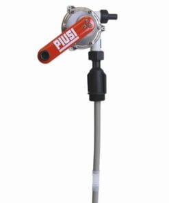 Wysokiej jakości pompa ręczna PIUSI z czerwonym uchwytem, metalową obudową i elastycznym wężem, idealna do transferu cieczy w przemyśle, podkreślająca bezpieczeństwo pracy oraz ochronę środowiska.