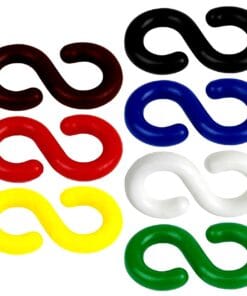 Obrazek przedstawia zestaw kolorowych przedmiotów w kształcie litery S, wykonanych z tworzywa. Wśród nich znajdują się kolory: czarny, biały, czerwony, niebieski, zielony, żółty i brązowy. Elementy te mogą być używane w różnych zastosowaniach, np. w ekologicznym rzemiośle lub podczas działań związanych z bezpieczeństwem pracy.