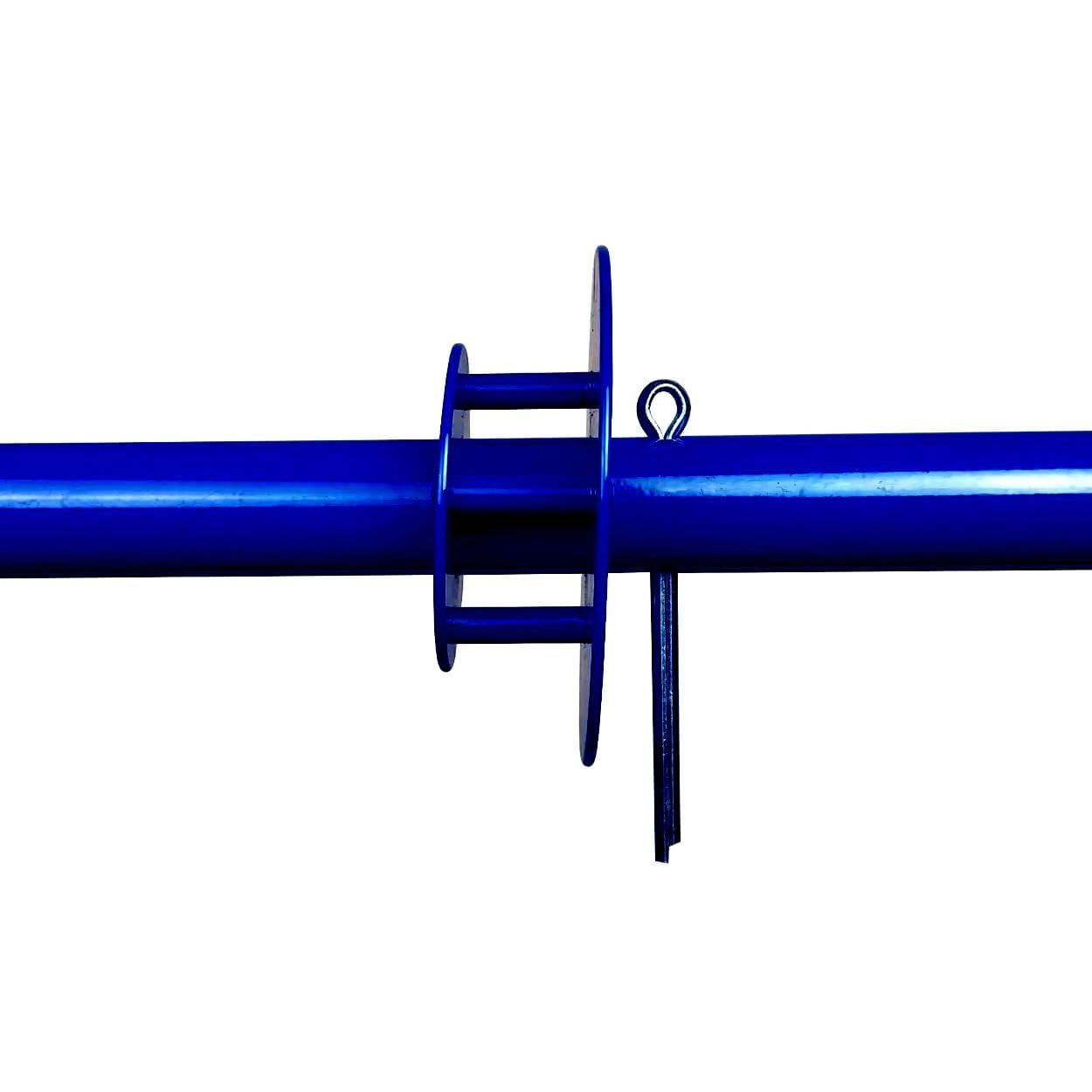 Niebieska rura stalowa z zamontowanym uchwytem, mająca dwa pierścienie i zaczep, używana w kontekście bezpieczeństwa pracy oraz systemów awaryjnych.