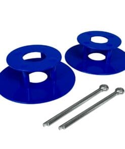 Dwa niebieskie podkładki z metalowymi wspornikami oraz dwa stalowe bolce. Elementy te mogą być używane w różnych zastosowaniach związanych z bezpieczeństwem i ochroną środowiska, zapewniając stabilność i wsparcie w projektach ekologicznych.