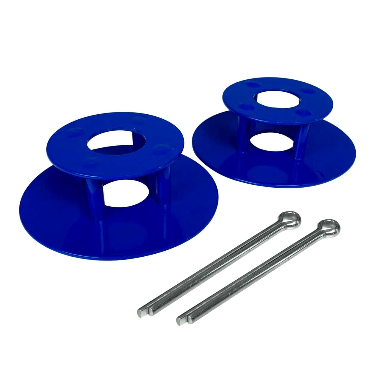 Dwa niebieskie podkładki z metalowymi wspornikami oraz dwa stalowe bolce. Elementy te mogą być używane w różnych zastosowaniach związanych z bezpieczeństwem i ochroną środowiska, zapewniając stabilność i wsparcie w projektach ekologicznych.