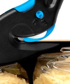 Zbliżenie na narzędzie do cięcia, z niebieskim przyciskiem i czarną rączką, otwierające pakowane woreczki z ryżem. Idealne do efektywnego zarządzania mniejszymi produktami spożywczymi, co wpływa na bezpieczeństwo pracy w kuchni.