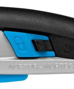 Zbliżenie na narzędzie marki Martor Martego, prezentujące przyciski blokady i otwierania w kolorze niebieskim oraz regulację bezpieczeństwa. Elementy narzędzia wykonane z metalu i plastiku, podkreślające funkcje ochrony środowiska oraz bezpieczeństwa pracy.